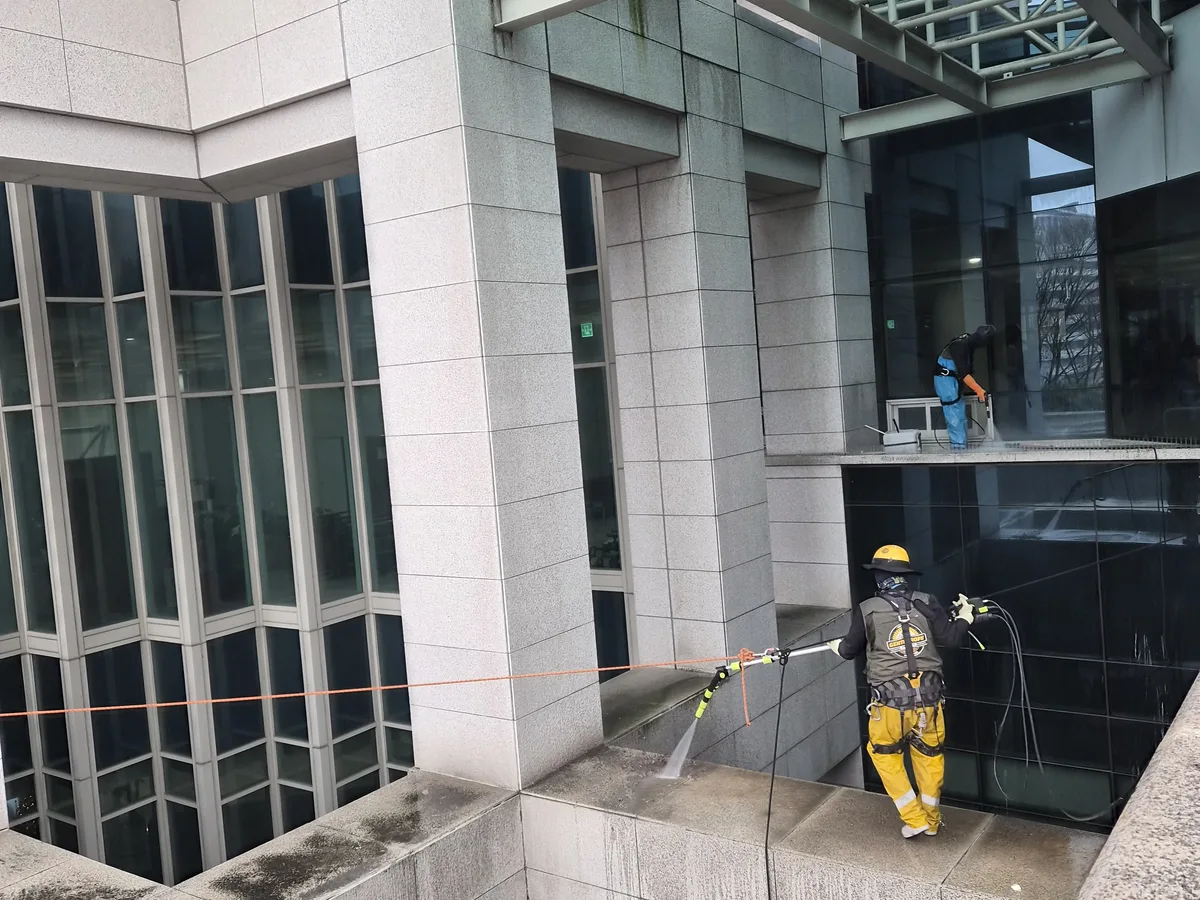 남원시 덕과면 상가건물 옥상 파라펫 장비 주변 정밀 위생청소 사례 - 행진크린