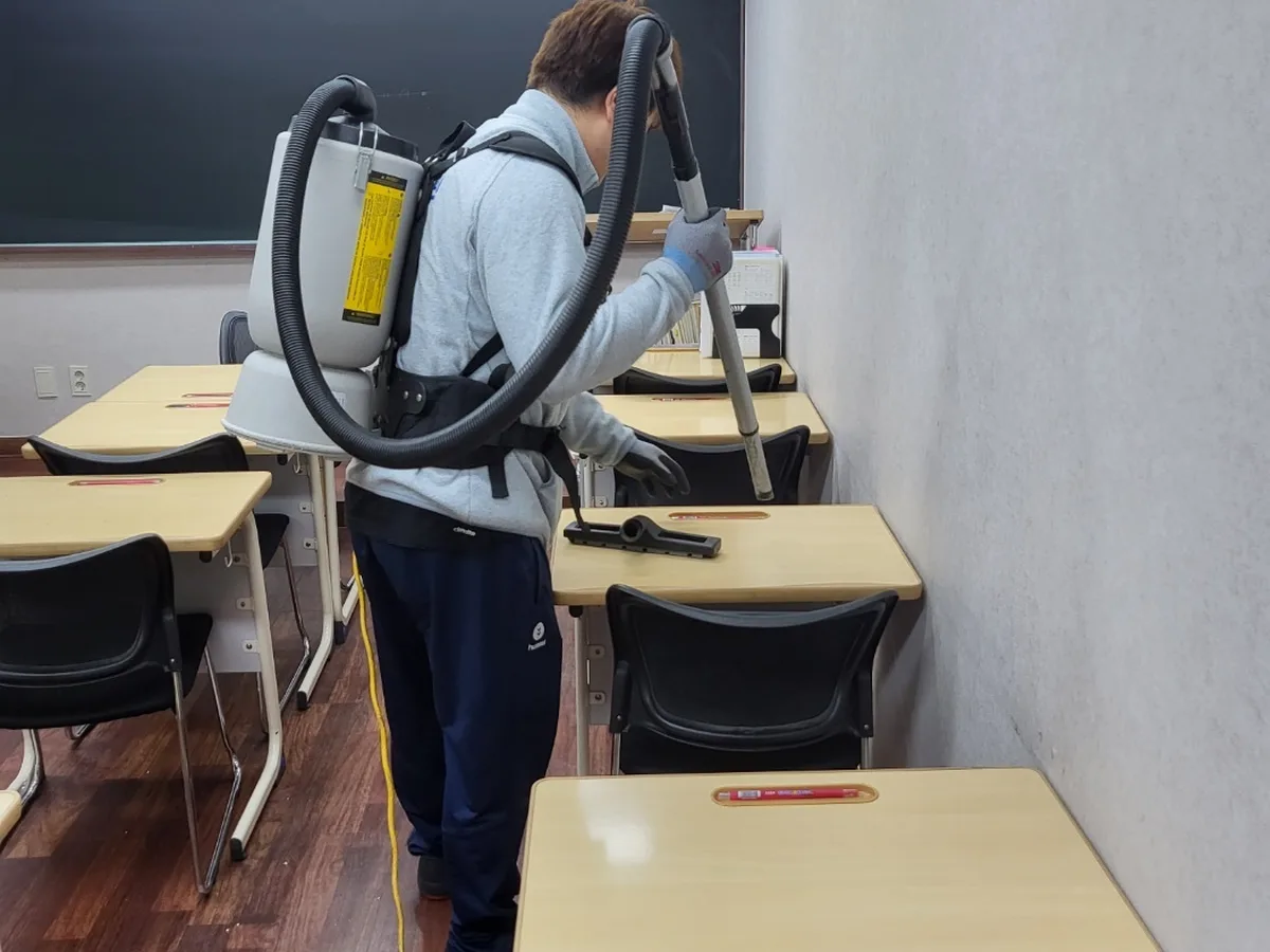 완주군 삼례읍 학교 현관·중앙홀 바닥 위생청소 사례 - 행진크린