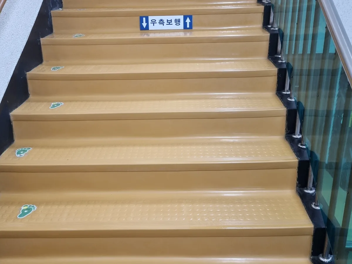 완주군 삼례읍 어린이집 현관·신발장 바닥 위생청소 사례 - 행진크린
